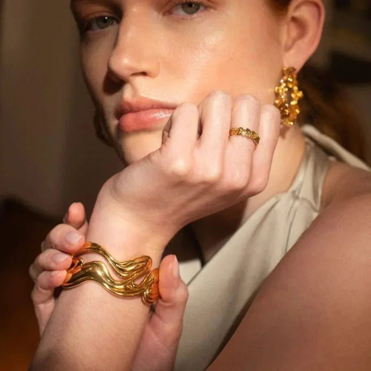 L’art d’accumuler ses bijoux : le guide du layering élégant